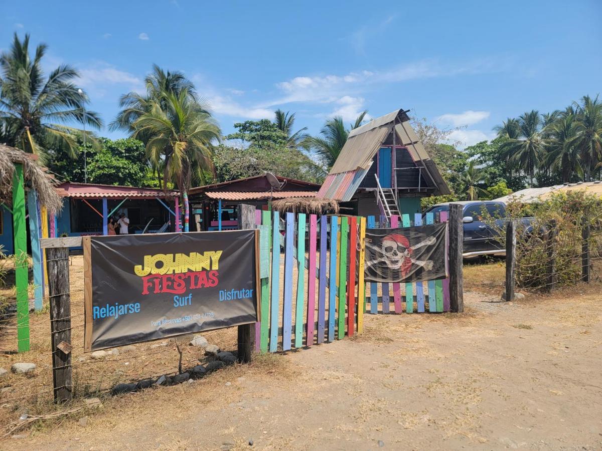 Johnny Fiestas Hostel *